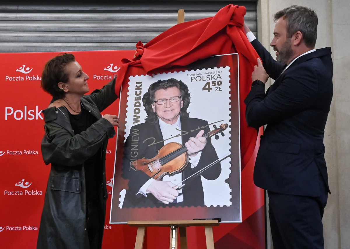 Poczta Polska zaprezentowała w piątek powiększony znaczek pocztowy upamiętniający wokalistę, multiinstrumentalistę i kompozytora Zbigniewa Wodeckiego. Uroczystość odbyła się w Krakowie - rodzinnym mieście artysty, z którym ten związał swoje życie zawodowe i prywatne.