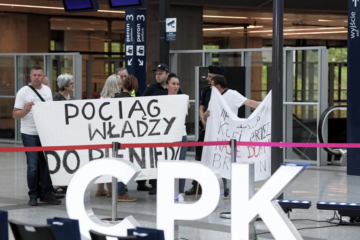 W kilku miejscach w Polsce odbyły się protesty mieszkańców przeciwko budowie linii kolejowych związanych z budową Centralnego Portu Komunikacyjnego. Mieszkańcy Brzezin w Łódzkiem nie chcą Kolei Dużych Prędkości w sąsiedztwie swoich domów. Wsparli ich łodzianie z osiedla Mileszki.  