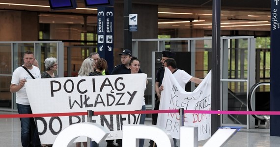 W kilku miejscach w Polsce odbyły się protesty mieszkańców przeciwko budowie linii kolejowych związanych z budową Centralnego Portu Komunikacyjnego. Mieszkańcy Brzezin w Łódzkiem nie chcą Kolei Dużych Prędkości w sąsiedztwie swoich domów. Wsparli ich łodzianie z osiedla Mileszki.  