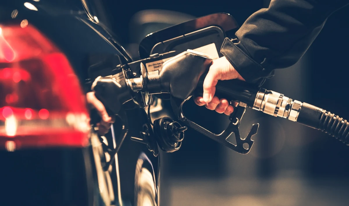 Wyhamowały podwyżki cen benzyny, nabierają jednak tempa podwyżki cen diesla. Analitycy BM Reflex szacują, że ceny na stacjach przed długim weekendem nie powinny już gwałtownie rosnąć. 