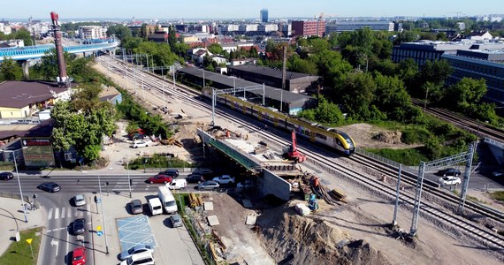 PKP Polskie Linie Kolejowe oddały w piątek do eksploatacji drugi tor kolejowy na modernizowanej linii średnicowej przebiegającej przez centrum Krakowa. Dzięki temu od niedzieli pociągi pojadą po dwóch torach pomiędzy stacjami Kraków Główny i Kraków Płaszów.