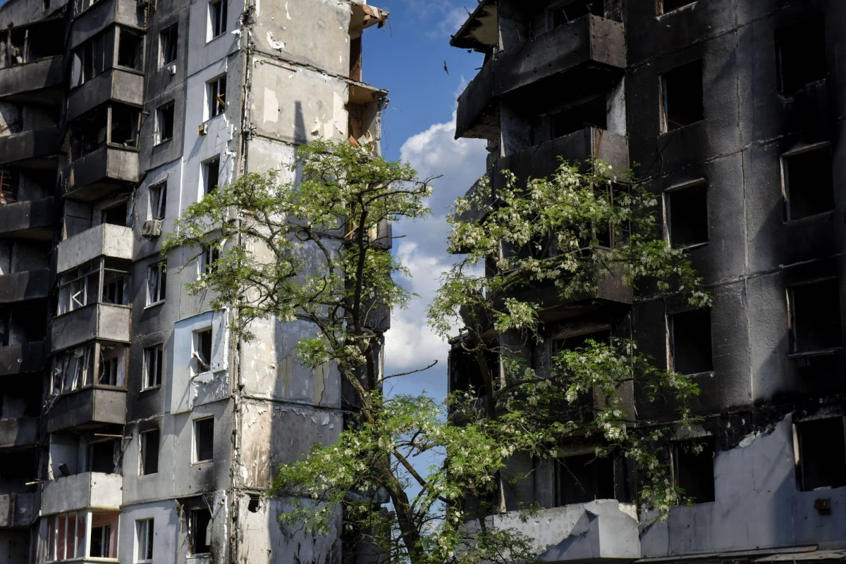 Rosjanie dalej prowadzą ofensywę w obwodzie ługańskim - agresor chce okrążyć Siewierodonieck i Lisiczańsk. Mieszkańcy Mariupola mają problemy z dostępem do leków i usług medycznych, pojawiają się pierwsze przypadki cholery. Rosjanie wysłali do Kremla ponad milion skarg na ministerstwo obrony. Spora część z nich dotyczy krewnych zaginionych w trakcie wojny. Zebraliśmy dla Was najważniejsze wydarzenia ze 107. dnia rosyjskiej inwazji na Ukrainę.