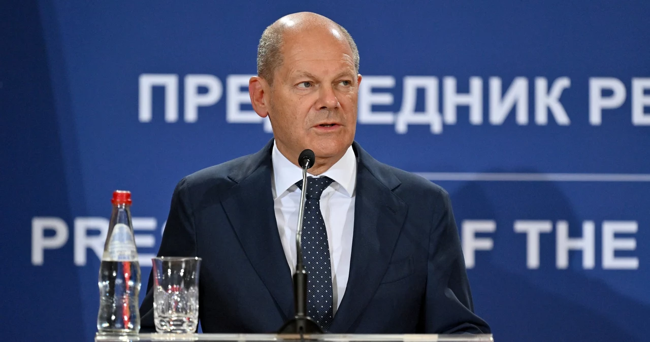 Olaf Scholz podczas konferencji prasowej w Belgradzie