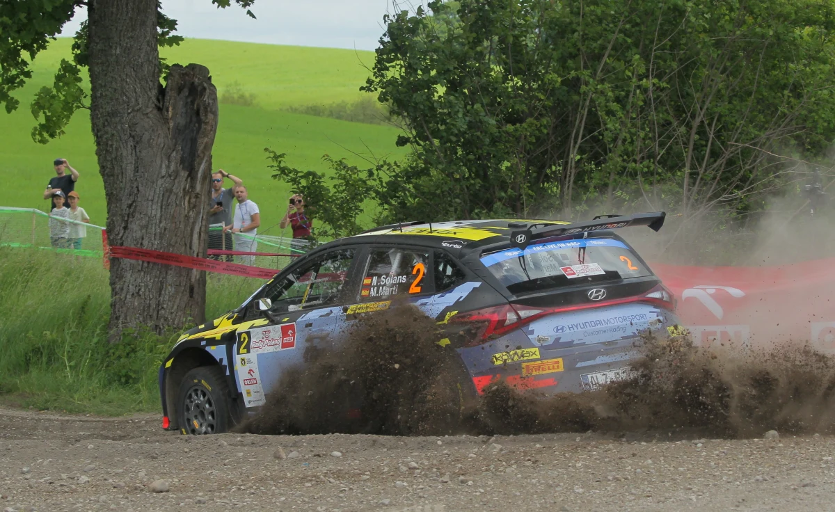 Za nami pierwsza odsłona walki na trasie 78. Rajdu Polski. To była krótka, ale widowiskowa próba na torze Mikołajki Arena. Najlepszy czas zanotował Hiszpan Nil Solans, ale różnice w czołówce są na razie kosmetyczne i prawdziwa rajdowa walka rozpocznie się w sobotę podczas zdecydowanie dłuższych i bardziej wymagających odcinkach specjalnych. 