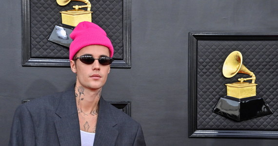 28-letni kanadyjski piosenkarz Justin Bieber prosi swoich fanów o wyrozumiałość i bardzo szczerze przyznaje, że cierpi na poważną chorobę. "Zaraziłem się wirusem, mam sparaliżowaną twarz" - powiedział artysta w filmie opublikowanym w sieci. Z powodu złego samopoczucia, Bieber musiał odwołać wszystkie nadchodzące koncerty. 