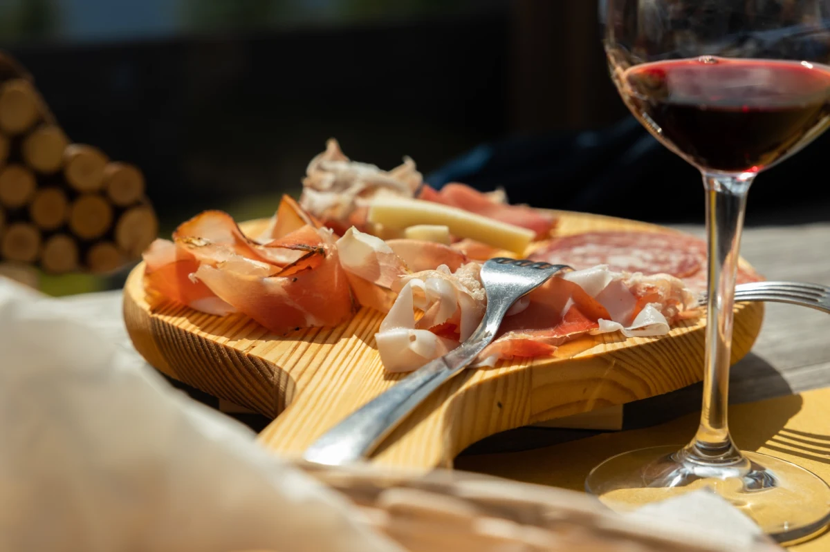 Kary w wysokości ponad tysiąca euro otrzymało w Wenecji czterech turystów z Niemiec i Czech za to, że urządzili biesiadę na antycznej studni. Na zabytku ustawili talerze z porcelany, kieliszki i butelkę wina.