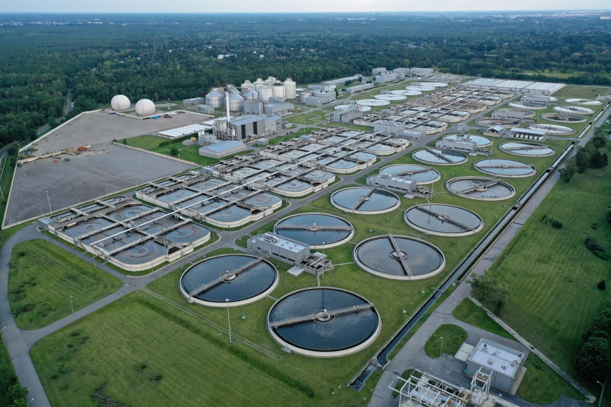 Postępowanie MPWiK związane z projektowaniem, budową i eksploatacją kolektora podziemnego transportującego ścieki z części lewobrzeżnej Warszawy do oczyszczalni "Czajka", nie zapewniło ciągłego i bezpiecznego dla środowiska przesyłu ścieków – oceniła Najwyższa Izba Kontroli. Działania nadzorcze prezydenta stolicy uznał za niewystarczające.