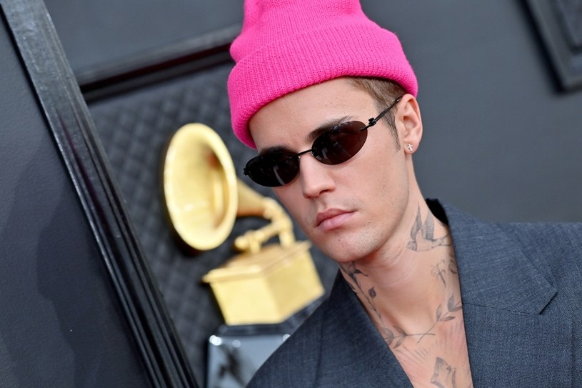 Po odwołaniu kilku najbliższych koncertów Justin Bieber nagrał specjalne oświadczenie, w którym opowiada o swoich problemach zdrowotnych. Okazało się, że połowa twarzy wokalisty jest sparaliżowana, co możemy zobaczyć na opublikowanym nagraniu.