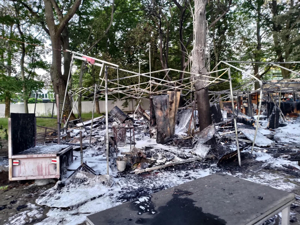 Pożar w miasteczku namiotowym przed Sejmem w Warszawie. Chodzi o namioty o protestujących, stojące od kilku lat na ulicy Matejki. Jak informuje stołeczna policja, spaliło się 5 z 7 namiotów, a policjanci zabezpieczyli 11 butli z gazem. Nikt nie został ranny, a akcja gaśnicza trwała godzinę.