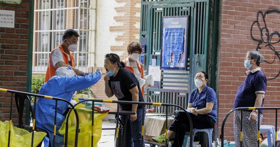 10 dni po zakończeniu surowego, dwumiesięcznego lockdownu, władze Szanghaju rozpoczęły w sobotę masowe badania na Covid-19 prawie wszystkich 25 mln mieszkańców. W niektórych dzielnicach ludzie znów nie mogą wychodzić z domów. Restrykcje wracają też w Pekinie.