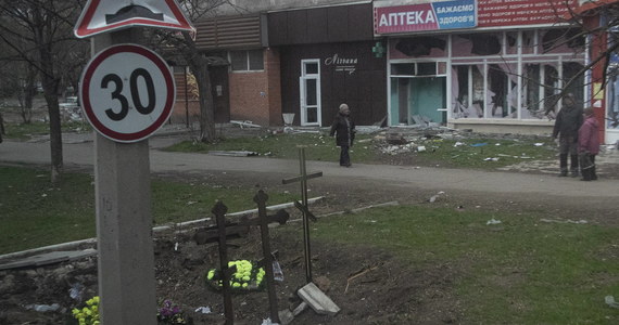 W okupowanym przez Rosjan Mariupolu na południu Ukrainy trzeba czekać 10 dni na otrzymanie zgody na pochówek. Zmusza to mieszkańców do kopania grobów na podwórkach - poinformował doradca mera Mariupola Petro Andriuszczenko na Telegramie.