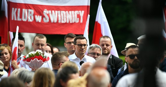 "Pierwsze transze z Krajowego Planu Odbudowy trafią do Polski na koniec tego albo początek przyszłego roku" - powiedział premier Mateusz Morawiecki podczas spotkania z mieszkańcami Henrykowa. Polityk przyznał, że polskie władze "troszeczkę się ucierają z partnerami z Brukseli". "Proszę się tym nie przejmować, dajemy sobie z nimi radę" – zapewnił. 