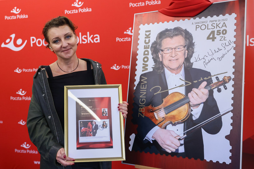 Poczta Polska zaprezentowała powiększony znaczek pocztowy upamiętniający wokalistę, multiinstrumentalistę i kompozytora Zbigniewa Wodeckiego. Uroczystość odbyła się w Krakowie - rodzinnym mieście artysty, z którym ten związał swoje życie zawodowe i prywatne. To część obchodów Wodecki Twist Festiwal, w ramach którego sobotnią galę będziecie mogli zobaczyć w Polsacie i na stronie Interii.