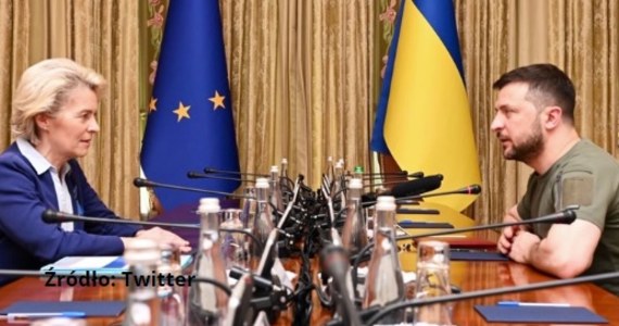 "Jestem głęboko poruszona siłą i odwagą narodu ukraińskiego" - powiedziała w Kijowie przewodnicząca Komisji Europejskiej Ursula von der Leyen. Dodała, że przyjechała na robocze spotkanie, by "rozmawiać o odbudowie Ukrainy, reformowaniu tego kraju i przygotowywanej przez Komisję Europejską opinii na temat wniosku akcesyjnego Ukrainy do Unii Europejskiej".