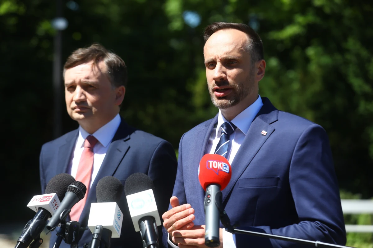 "Ostateczna treść tzw. kamieni milowych nie była przedmiotem ustaleń ani rządowych, ani politycznych z Solidarną Polską. W tym sensie nie czujemy się zobowiązani do realizacji tych wszystkich postanowień, które są tam zawarte bez wcześniejszej oceny” – oświadczył lider Solidarnej Polski Zbigniew Ziobro. "Nie będziemy zgadzać się na ideologiczne szaleństwa, które będą uderzać w kieszenie Polaków" – zapewnił. 