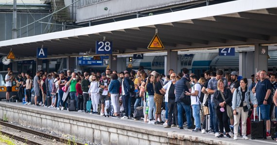 Przepełnione pociągi, ludzie, którzy musieli pozostać na peronie, opóźnienia - już w miniony weekend na niektórych trasach kolejowych w Niemczech panował chaos. Powód: zbyt wiele osób chciało zwiedzać kraj z biletem za 9 euro. W ten weekend może być jeszcze gorzej. Berlińczykom radzi się unikać podróży w kierunku Morza Bałtyckiego.