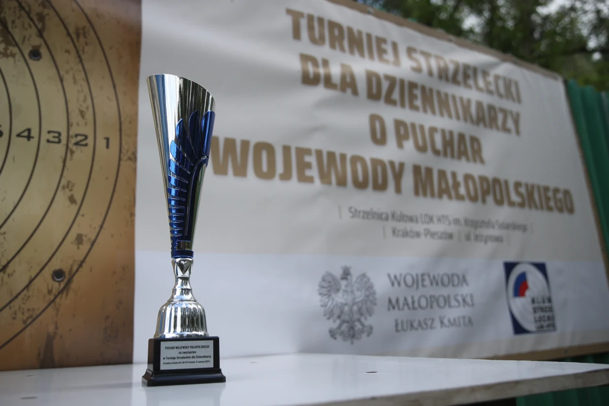 Strzelnica kulowa Klubu Strzeleckiego LOK HTS w Krakowie. To tam w szranki stanęło dziś blisko 30 małopolskich dziennikarzy, fotoreporterów i operatorów kamer. Strzelali zarówno z pistoletu, jak i karabinu. Łącznie każdy uczestnik oddał po 15 strzałów. W obu konkurencjach wyłonieni zostali najlepsi zawodnicy. 