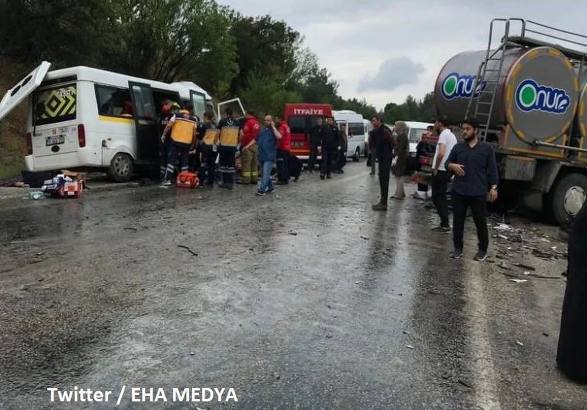 ​Minibus wiozący gości weselnych zderzył się z cysterną na autostradzie w zachodniej Turcji - informują tureckie media. Na miejscu zginęło osiem osób, a dziesięciu rannych trafiło do pobliskich szpitali.
