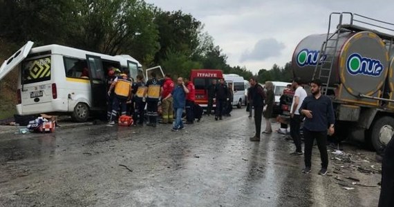 ​Minibus wiozący gości weselnych zderzył się z cysterną na autostradzie w zachodniej Turcji - informują tureckie media. Na miejscu zginęło osiem osób, a dziesięciu rannych trafiło do pobliskich szpitali.