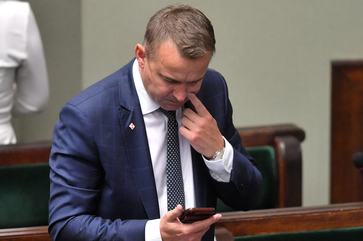 Poseł Lewicy Andrzej Szejna złożył do prokuratury zawiadomienie o podejrzeniu popełnienia przestępstwa przez byłego ministra Michała Cieślaka. Chodzi o skargę złożoną na naczelniczkę poczty w Pacanowie. Cieślak domagał się wyciągnięcia wobec niej konsekwencji po tym, jak poskarżyła się mu na drożyznę. Polityk znalazł się w ogniu krytyki i zrezygnował ze stanowiska. "Dymisja to za mało, naszym zdaniem na tym sprawa się nie skończyła. Minister przekroczył uprawnienia" – podkreśla Szejna. 