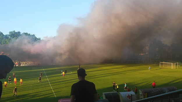 Pod koniec pierwszej połowy przy wyniku 0-1 kibice Polonii odpalili race. Sędzia musiał przerwać mecz na kilka minut. Polonia prowadzi 2-1. Jeśli wygra awansuje, na jedną kolejkę przed końcem sezonu awansuje na pierwsze miejsce w swojej grupie 3. ligi i praktycznie zapewni sobie awans do 2. ligi. W ostatnim spotkaniu zagra na wyjeździe z najsłabszą w lidze Wissą Szczuczyn.