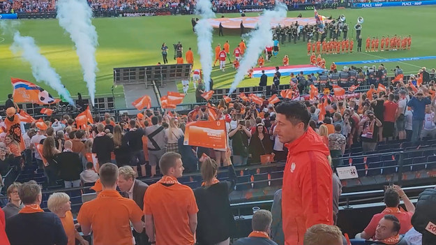 Słynny stadion De Kuip, który był miejscem starcia Holandii z Polską w ramach meczu Ligi Narodów, może pomieścić 51 tysięcy osób. Polscy kibice stanowili dużą część z całości, ale jeśli chodzi o doping, to zmiażdżyli przeważających sympatyków gospodarzy.