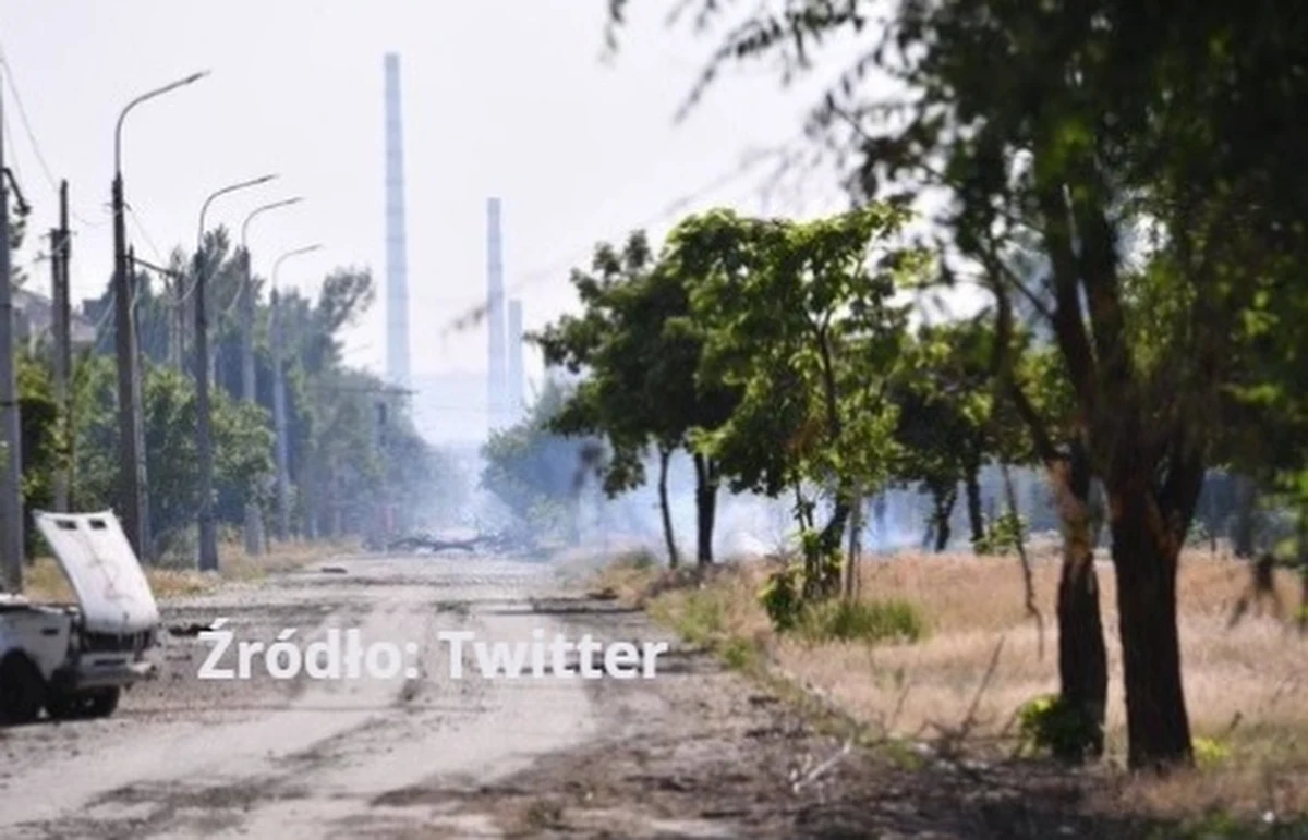 W szturmowanych przez wojska Rosji zakładach chemicznych Azot w Siewierodoniecku na wschodzie Ukrainy doszło do wycieku smarów. Wybuchł duży pożar – poinformował szef władz obwodu ługańskiego Serhij Hajdaj.
