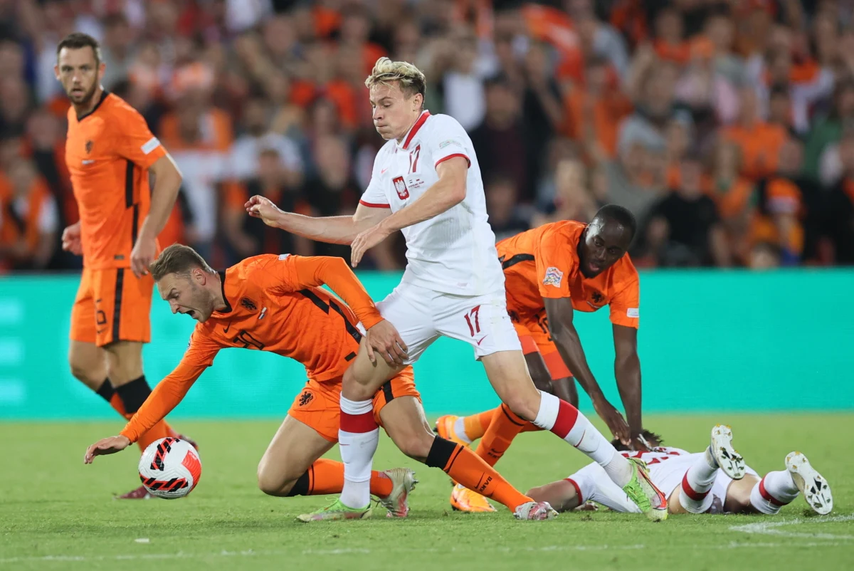 Reprezentacja Polski zremisowała 2:2 z Holandią w meczu Ligi Narodów. Bramki dla biało-czerwonych zdobyli Matty Cash i Piotr Zieliński, a dla Holandii - Davy Klaassen i Denzel Dumfries. W doliczonym czasie gry "Pomarańczowi" nie wykorzystali rzutu karnego.