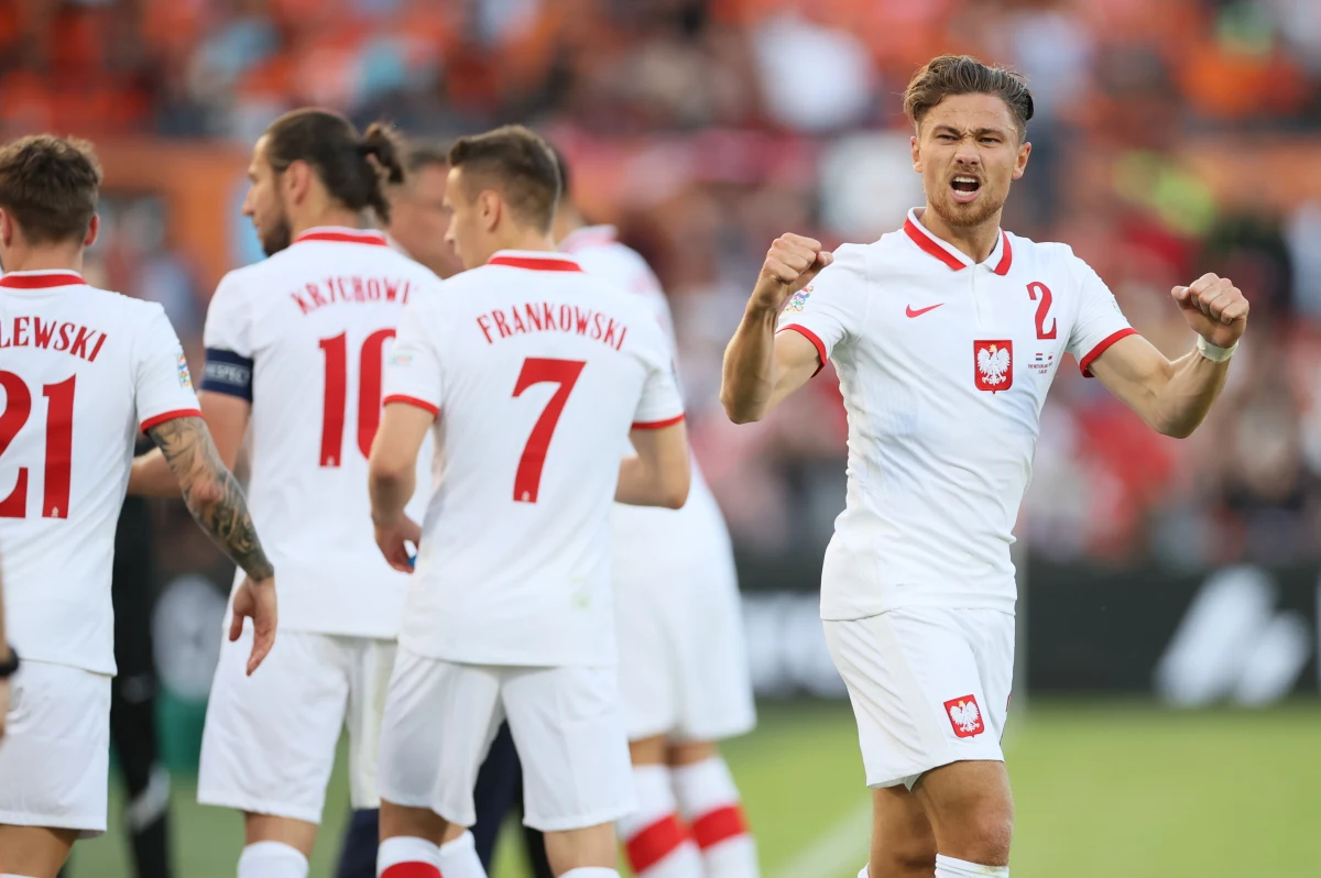 Polska zremisowała w sobotę z Holandią 2:2 w meczu grupy 4 dywizji A piłkarskiej Ligi Narodów w Rotterdamie. "Potrzebowaliśmy tlenu, pewności, że dalej potrafimy grać. Nasi piłkarze zagrali dobre spotkanie" – ocenił po widowisku selekcjoner biało-czerwonych Czesław Michniewicz. Kapitan polskiej reprezentacji Grzegorz Krychowiak przyznał, że Polacy mogli wygrać to spotkanie. Niderlandzcy dziennikarze z kolei krytykowali grę swoich piłkarzy i byli pod wrażeniem dopingu polskich kibiców. 