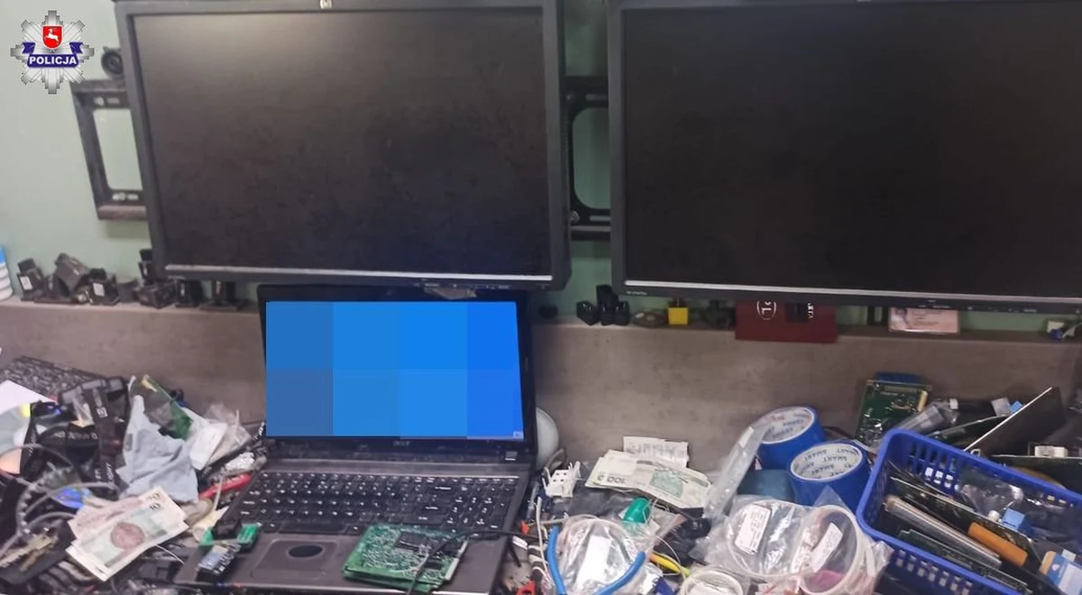 Lubelscy policjanci zajmujący się zwalczaniem cyberprzestępczości zlikwidowali nielegalny punkt rozsyłania sygnału telewizyjnego płatnych platform cyfrowych. W sprawie zatrzymano 39-latka z Lublina. Mężczyzna usłyszał już zarzuty. Grozi mu do 3 lat więzienia.