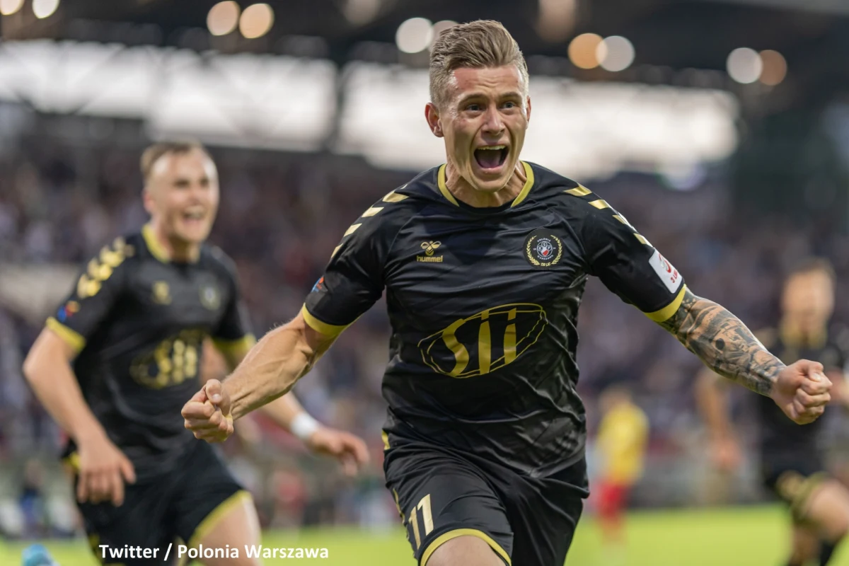 "5000 kibiców, teatralne widowisko na Kamiennej, dwie bramki grającego w Polonii od 8.roku życia Krzysztofa Kotona i thriller na boisku z golem dla Czarnych w doliczonym czasie gry to 11 czerwca 2022 roku pod dumnie łopoczącymi czarnymi sztandarami" - tak o meczu Polonia Warszawa - Legionovia Legionowo napisała drużyna ze stolicy. Spotkanie zostało rozegrane w sobotni wieczór.