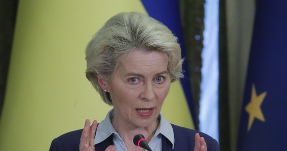 "Wypracowanie przez państwa członkowskie wspólnego stanowiska w sprawie przyjęcia Ukrainy do UE będzie wyzwaniem. Mam nadzieję, że za 20 lat, kiedy spojrzymy wstecz, będziemy mogli powiedzieć, że postąpiliśmy słusznie. Ukraina dużo osiągnęła w ciągu ostatnich 10 lat, ale nadal pozostaje wiele do zrobienia" - powiedziała grupie dziennikarzy przewodnicząca KE Ursula von der Leyen.