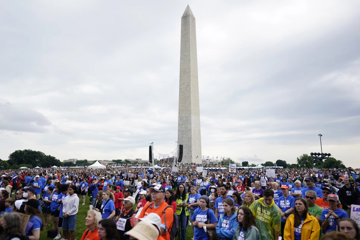 ​Tysiące osób demonstrowało w Waszyngtonie i innych miastach Ameryki w sprawie zaostrzenia dostępu do posiadania broni palnej. Protesty poparł też prezydent Joe Biden. Po ostatnich masowych strzelaninach w USA większość Amerykanów uważa, że przepisy, które mają zapobiegać przemocy z użyciem broni, są ważniejsze od ochrony prawa do jej posiadania.