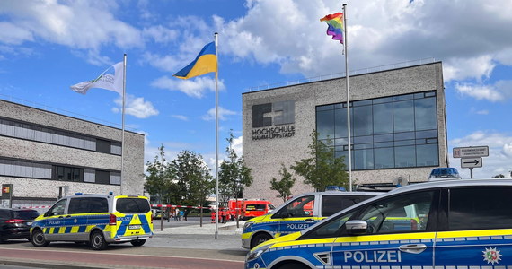 Nie żyje jedna z ofiar nożownika, który w piątek zaatakował uczestników wykładu na Uniwersytecie w Hamm (Niemcy). 30-letnia kobieta z Essen zmarła w sobotę późnym popołudniem z powodu odniesionych obrażeń - poinformowała prokuratura w Dortmundzie.