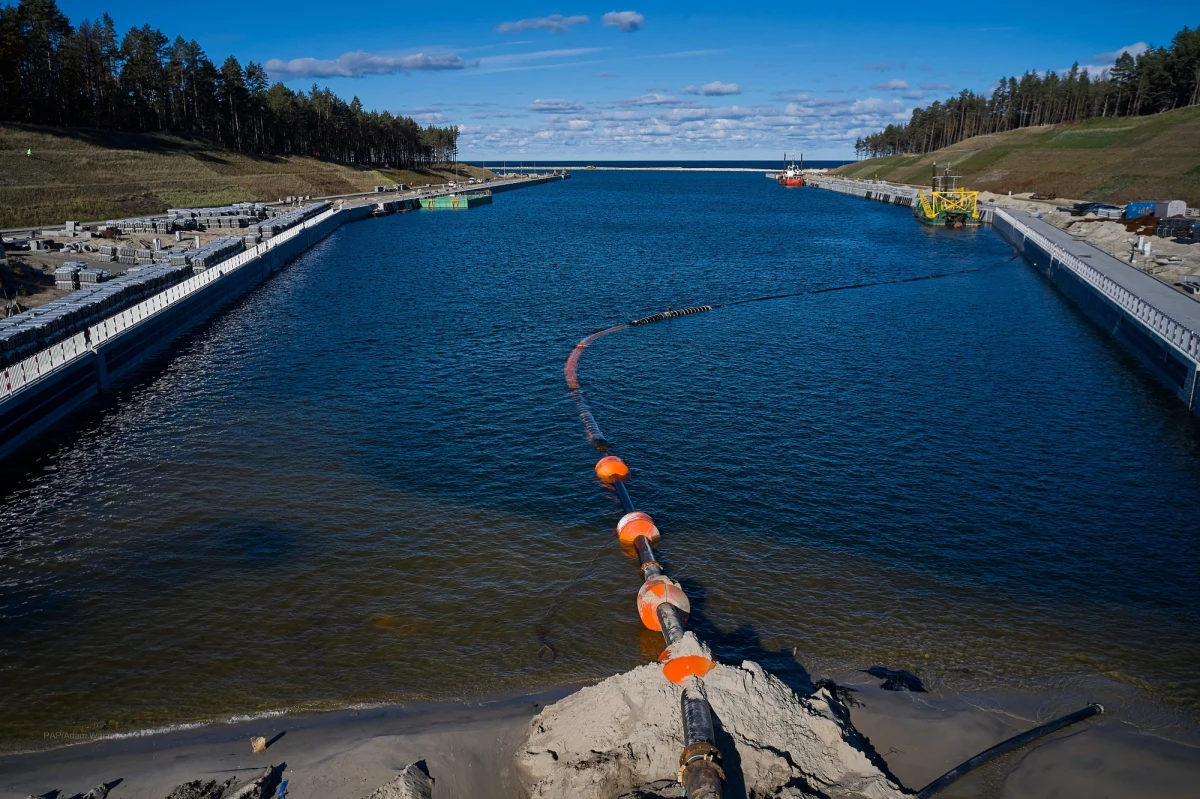 Kanał żeglugowy na Mierzei Wiślanej, którego otwarcie planowane jest na 17 września, został już wypełniony wodą. Wykonawcy prowadzą testy urządzeń, które umożliwią jednostkom swobodne pokonywanie kanału – przekazał Urząd Morski w Gdyni.