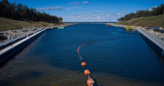 Kanał żeglugowy na Mierzei Wiślanej, którego otwarcie planowane jest na 17 września, został już wypełniony wodą. Wykonawcy prowadzą testy urządzeń, które umożliwią jednostkom swobodne pokonywanie kanału – przekazał Urząd Morski w Gdyni.