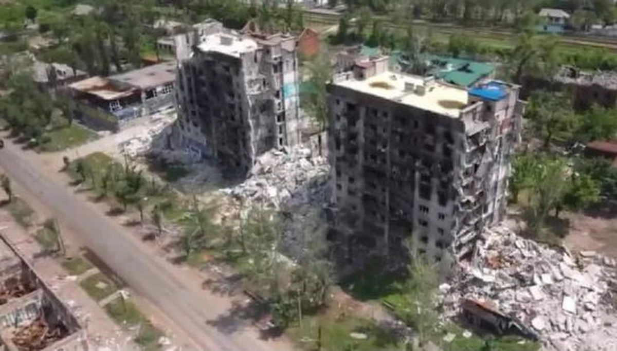 Wojska rosyjskie zniszczyły w nocy drugi most do Siewierodoniecka i ostrzeliwują trzeci, ostatni - powiadomił szef administracji obwodu ługańskiego Serhij Hajdaj. Dodał, że przeciwnik rzucił wszystkie siły, by „odciąć miasto”.