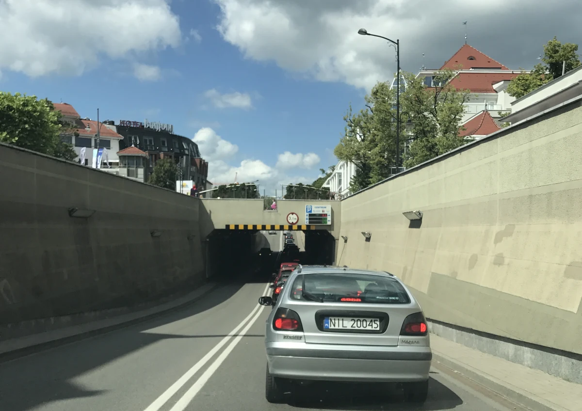 „Na ten temat powinno być przede wszystkim referendum” – mówi RMF FM Jacek Karnowski, prezydent Sopotu, pytany o zamknięcie nadmorskiej części miasta dla samochodów. W kurorcie trwają konsultacje Strategii Rozwoju Miasta Sopotu na lata 2022-2030.  Jednym z zakładanych działań dla dolnego Sopotu jest poszerzenie stref bez samochodów i ograniczanie ich ruchu.