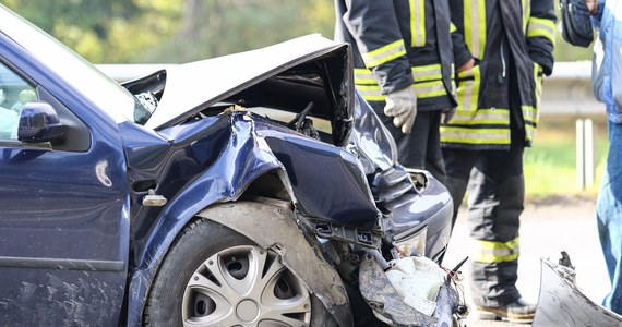 Do zderzenia samochodu osobowego z pociągiem doszło w okolicy miejscowości Dachowa pod Poznaniem. Ranne zostały dwie osoby podróżujące autem. Niestety jedna z nich zmarła - to 77-latek, który prowadził pojazd. 