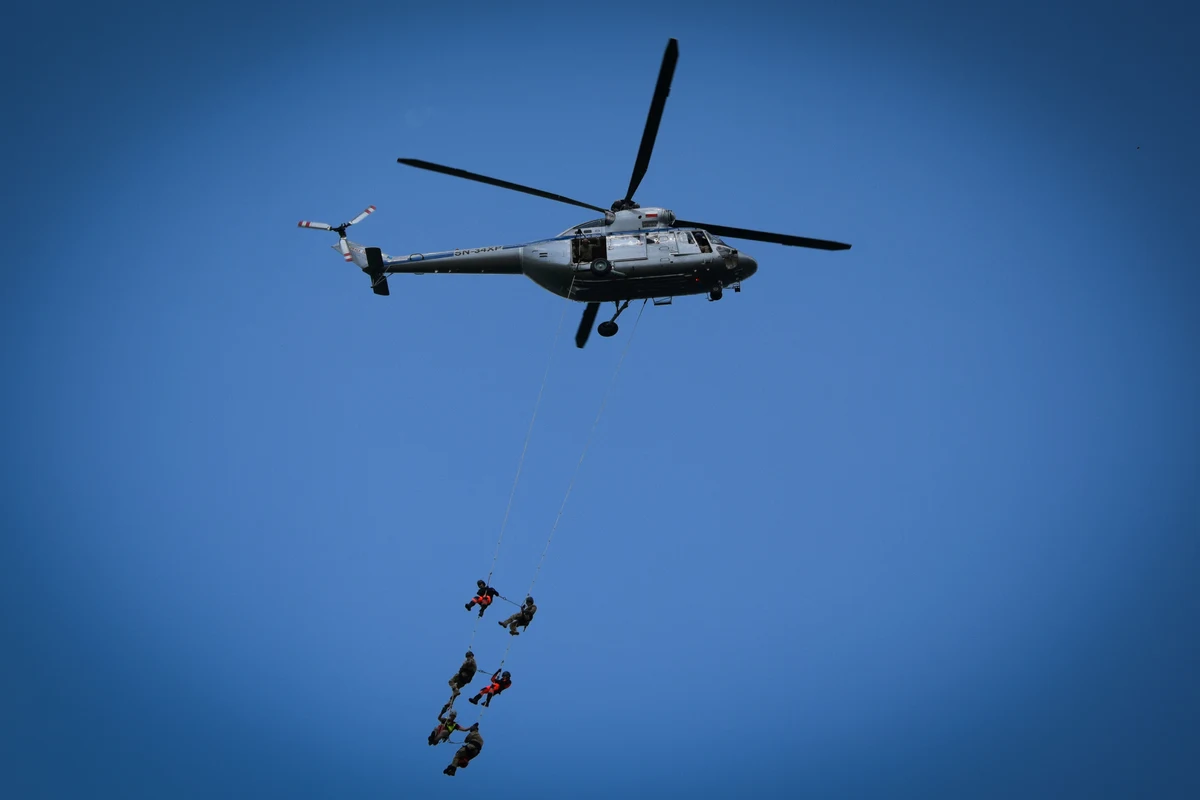 Incydent terrorystyczny z wzięciem zakładnika, jego odbicie z wykorzystaniem specjalistycznego sprzętu czy wydobycie osoby poszkodowanej z tonącego pojazdu. Takie zadania mieli do wykonania amerykańscy żołnierze wspólnie z polskimi służbami, w trakcie ćwiczeń w Polańczyku.