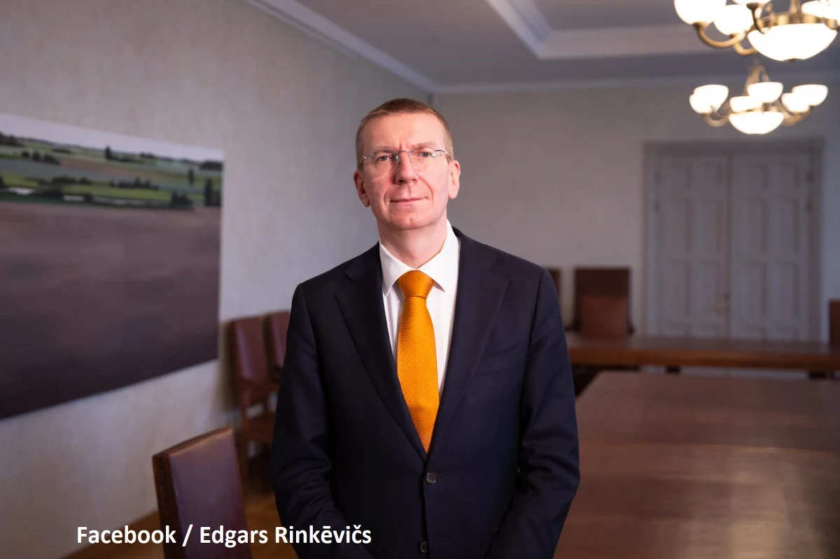 "Życzę porażki w agresywnej wojnie przeciwko Ukrainie" - napisał w mediach społecznościowych minister spraw zagranicznych Łotwy Edgars Rinkeviczs. 12 czerwca Federacja Rosyjska obchodzi swoje święto narodowe.