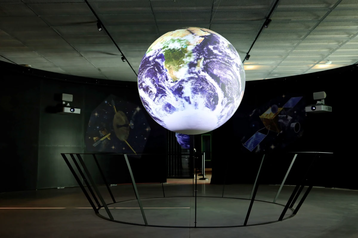 Widzowie ponownie mogą wejść do Planetarium Śląskiego w Chorzowie. Jego przebudowa trwała prawie 4 lata i kosztowała ponad 150 milionów złotych. Zwiedzający mogą nie tylko oglądać gwiazdy, ale też przeżyć symulację trzęsienia ziemi i wstrząsu górniczego oraz poczuć, jakie warunki panują w czterech różnych strefach klimatycznych.

