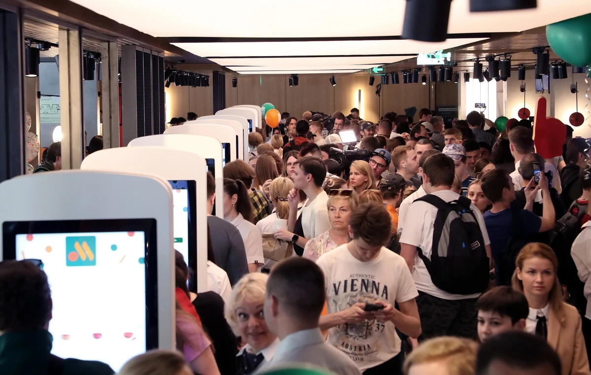 W Moskwie i obwodzie moskiewskim rozpoczęły działalność lokale krajowej sieci fastfoodów utworzone na bazie sieci restauracji McDonald's. Po rosyjskiej inwazji na Ukrainę McDonald's w maju opuścił Rosję, gdzie działał przez ponad 30 lat.