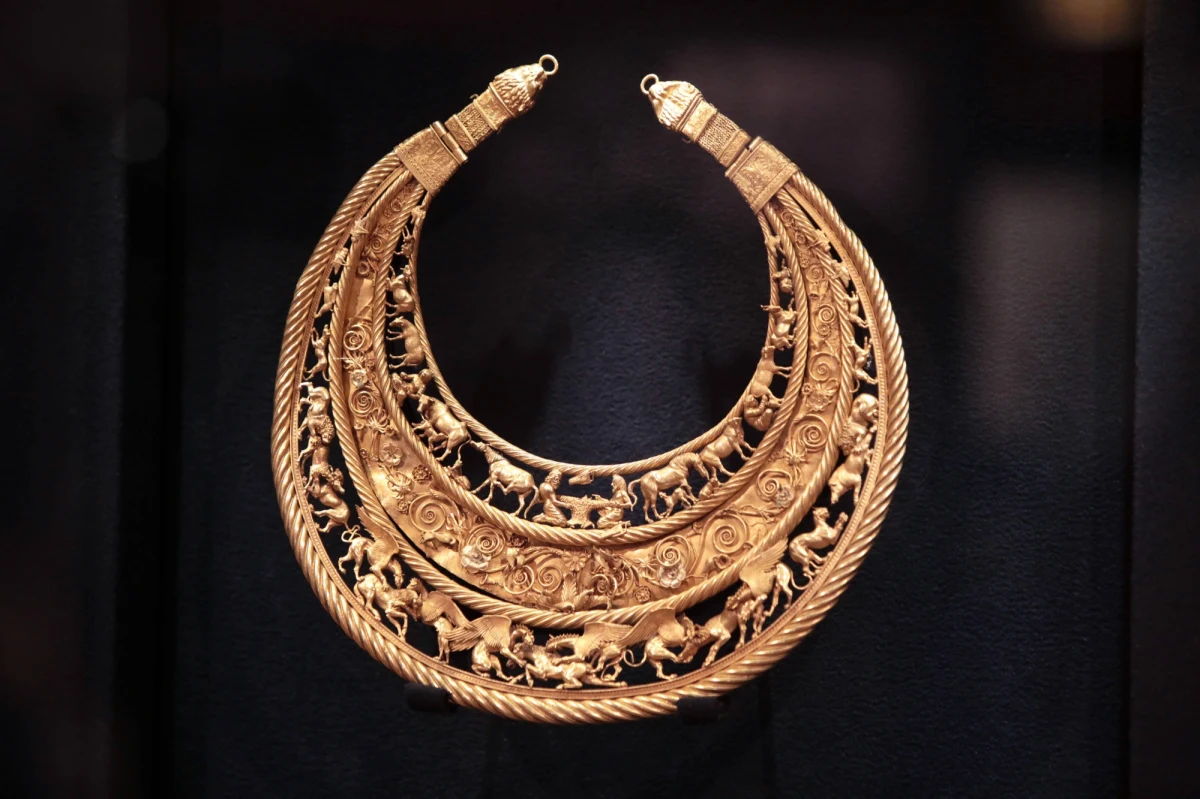 Ukraińskie zabytki są namierzane i wywożone z kraju do Rosji przez wyspecjalizowany gang - uważają międzynarodowi specjaliści, którzy zauważyli specyficzny wzór działania w przypadku kradzieży wartościowych eksponatów na Ukrainie. Sprawę opisuje dziennik "The Guardian".