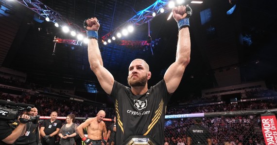 Jiří Procházka (Czechy) pokonał Glovera Teixeirę (Brazylia) w rozgrywanej w Singapurze gali UFC 275. Procházka zwyciężył w piątej rundzie i został nowym mistrzem kategorii półciężkiej.