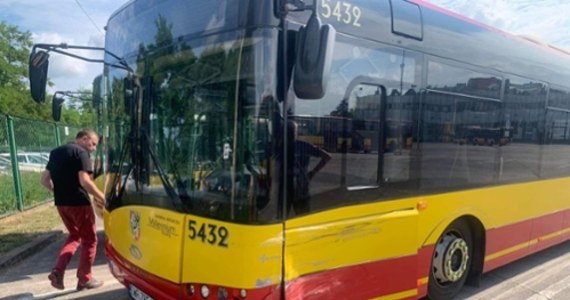 Wrocławscy policjanci zatrzymali w niedzielę 27-latka, który jadąc z dużą prędkością Fiatem Tipo oznakowanym jako Uber, doprowadził do zderzenia z autobusem MPK. Kierowca i towarzyszący mu pasażer uciekli. Samochód osobowy wpadł na torowisko tramwajowe i o centymetry minął słup trakcyjny.

