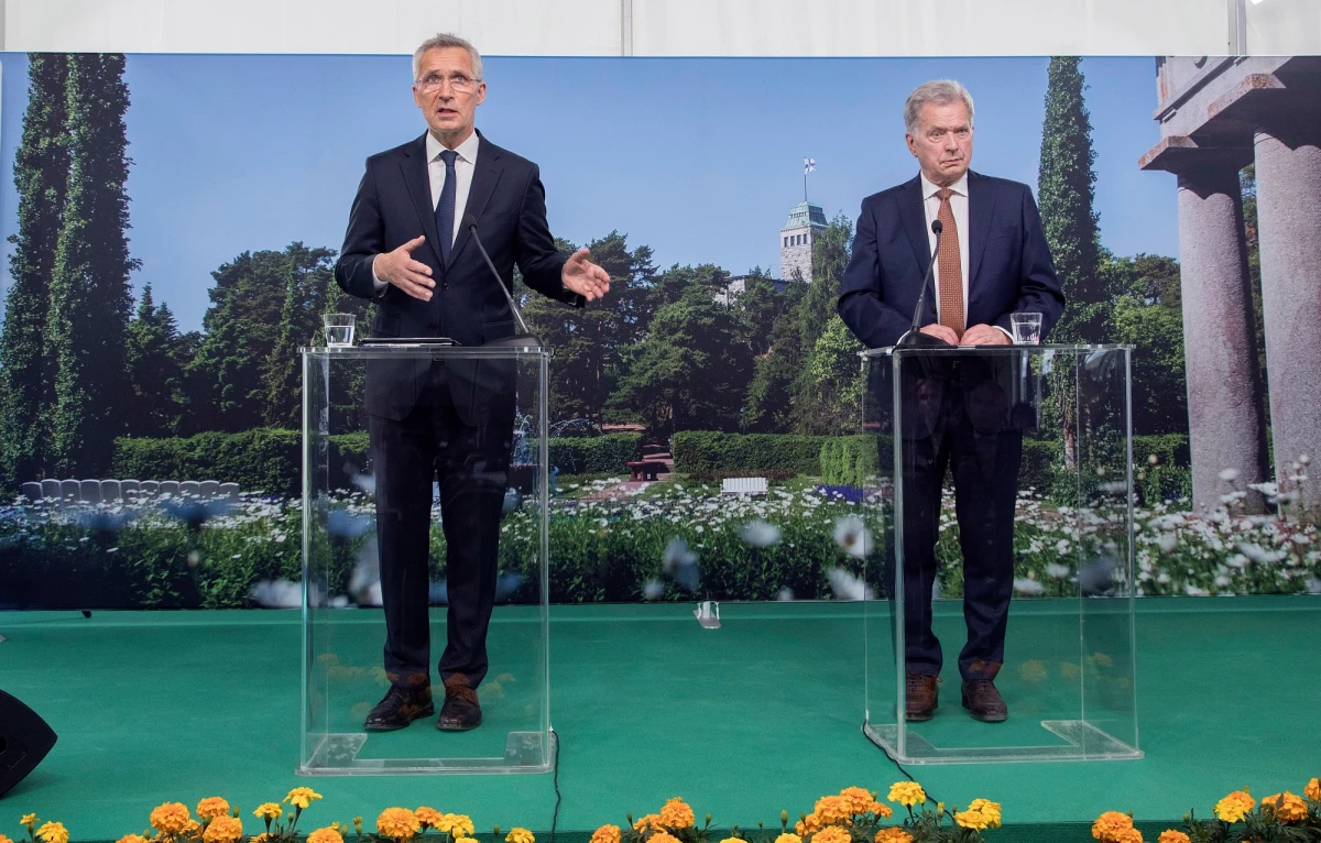 "Obawy Turcji są uzasadnione, chodzi o terroryzm i eksport broni. Musimy rozumieć, że żaden inny kraj NATO nie doświadczył tylu ataków terorrystycznych, co Turcja" - powiedział Jens Stoltenberg, sekretarz generalny Sojuszu Północnoatlantyckiego podczas wspólnej konferencji z premierem Finlandii. Turcja sprzeciwia się dołączeniu Finlandii i Szwecji do NATO z powodu wspierania przez te kraje Kurdów, których Ankara uznaje za terrorystów.