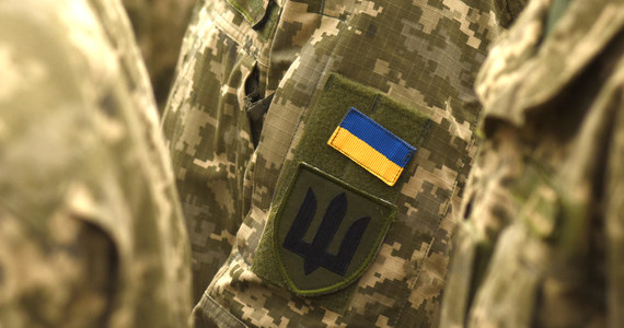 Oferowali pomoc w uwolnieniu ukraińskiego żołnierza z niewoli, umożliwienie rozmowy telefonicznej lub dostarczenie ciała​. Od rodzin wyłudzali za to pieniądze i zrywali kontakt. Dwójkę oszustów zdemaskowały ukraińskie służby.