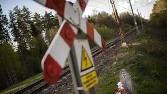 Wypadek na niestrzeżonym przejeździe pod Poznaniem. Nie żyje kierowca auta