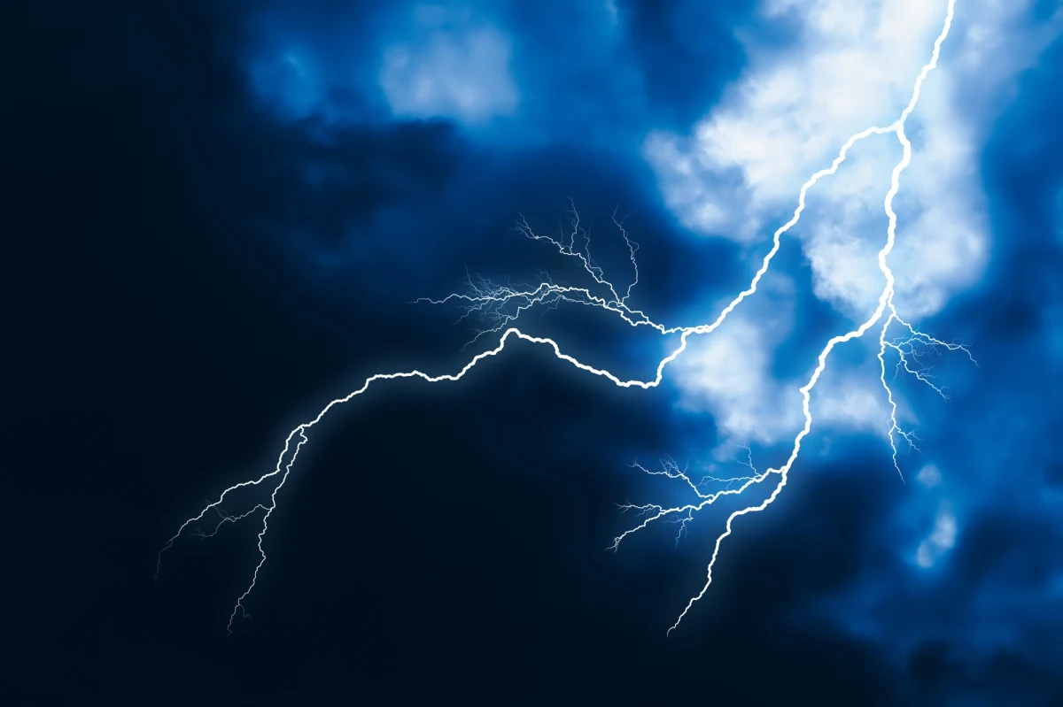 Czeka nas diametralna zmiana pogody. W poniedziałek spodziewane są gwałtowne burze z porywami wiatru dochodzącymi do 110 km/h - ostrzega IMGW. 